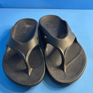 OOFOS Black Flip Flop Sandals Sz W 8/M6 EUC